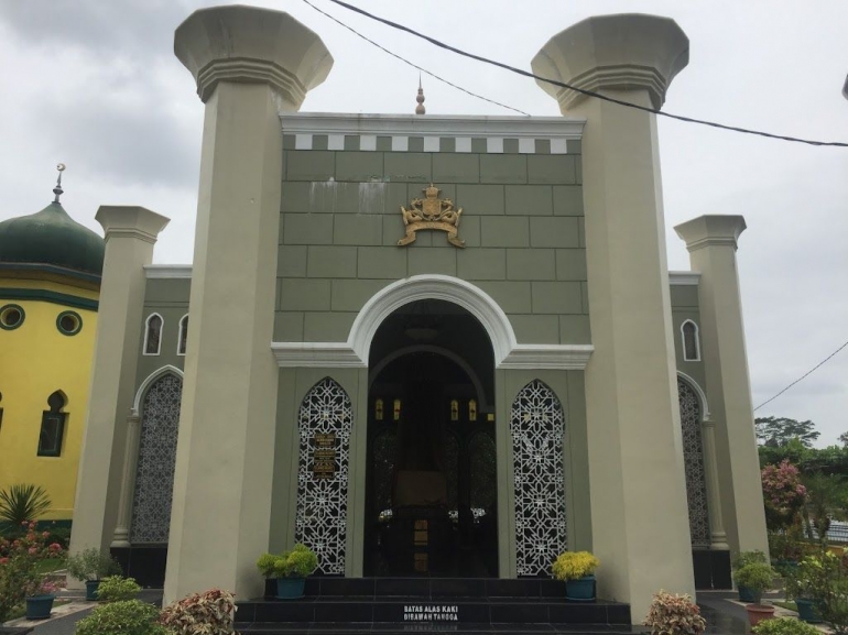 Image: Makam Sultan Syarif Qasim by Merza Gamal