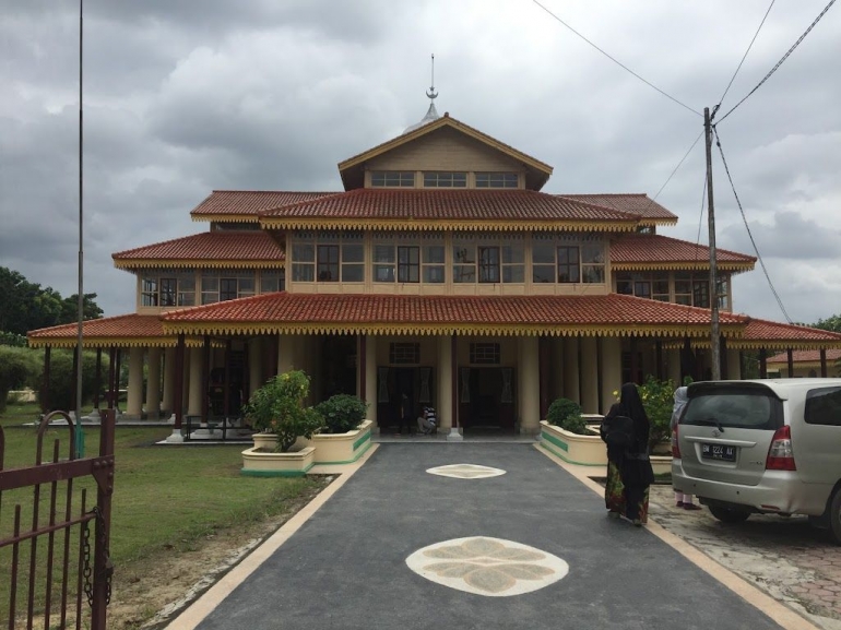 Image: Tampak Depan Balai Kerapatan Tinggi Siak Sri Indrapura by Merza Gamal