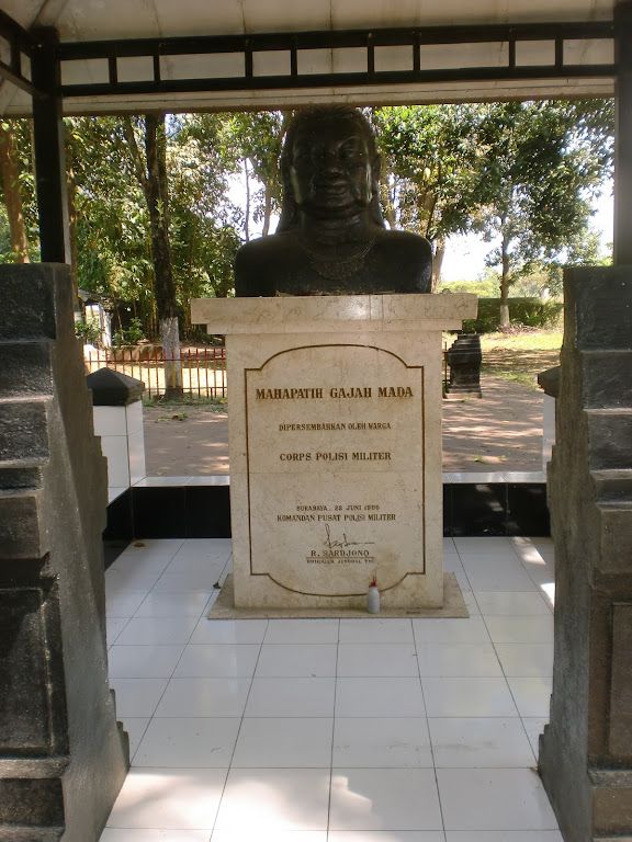Image: Patung Gajah Mada di Pendopo Agung Trowulan (Photo by Merza Gamal)