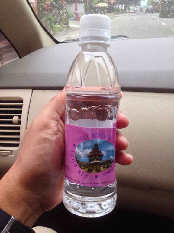 Image:  Gereja menyediakan botol untuk  membawa pulang air yang dipercaya sebagai sumur suci bagi umat yang meyakininya (by Merza Gamal)