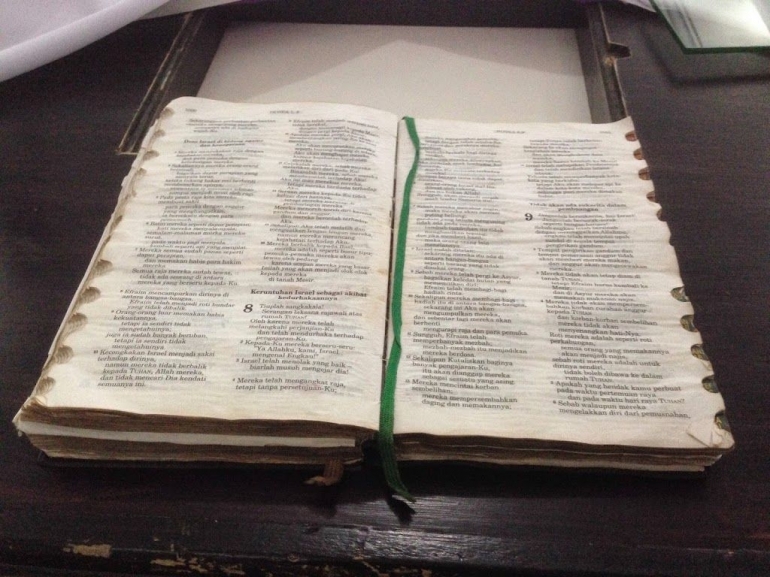 Image: Injil yang  selamat dari kebakaran gereja sebelumnya dan dipajang di altar Gereja saat ini (by Merza Gamal)
