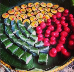 Image: Kue Tampah, aneka kue mini peneman teh saat-berbincang dengan keluarga di IulFitri (by Merza Gamal)