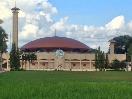 Image: Masjid Sabilal Muhtadin mempunyai 1 menara besar dan 4 menara kecil (by Merza Gamal)