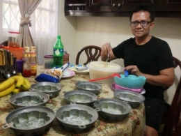 Image: Membuat Bolu Kemojo Pisang untuk berbuka puasa (by Merza Gamal)
