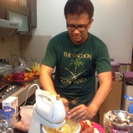 Image: Kakek Merza membuat Bolu Kemojo Pisang (by Merza Gamal)