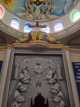 Image: Relief-relief kisah Yesus menghiasi berbagai sisi dinding Gereja (by Merza Gamal)