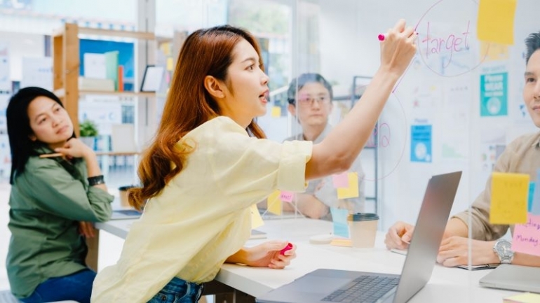 Cara bekerja pasca-pandemi Covid-19 (Freepik/tirachardz)