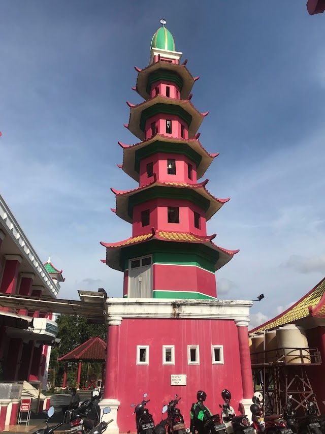 Image: Salah satu dari dua menara Masjid CengHo Sriwijaya (by Merza Gamal)