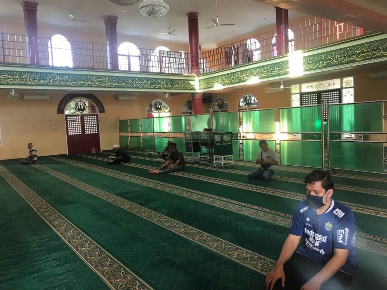 Image: Interior Masjid CengHo  yang sejuk karena banyaknya ventilasi (by Merza Gamal)