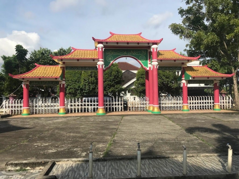 Image: Salah satu Gapura Masjid CengHo (by Merza Gamal)