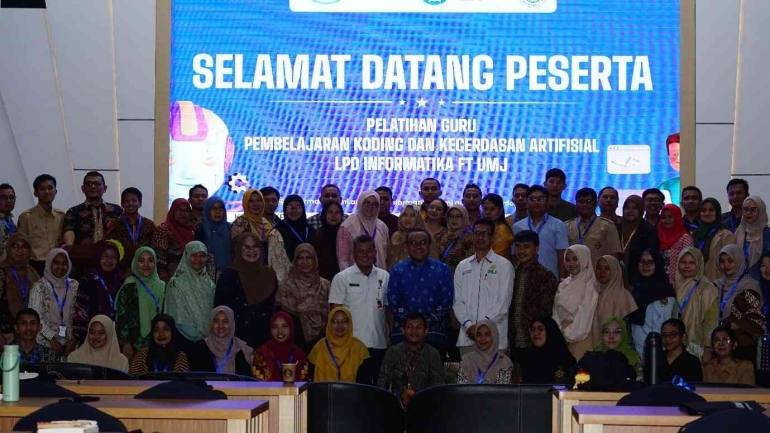 Suasana penuh semangat peserta bersama Suku Dinas Pendidikan Jakarta Timur usai sesi praktik modul dasar AI Dok FTUMJ