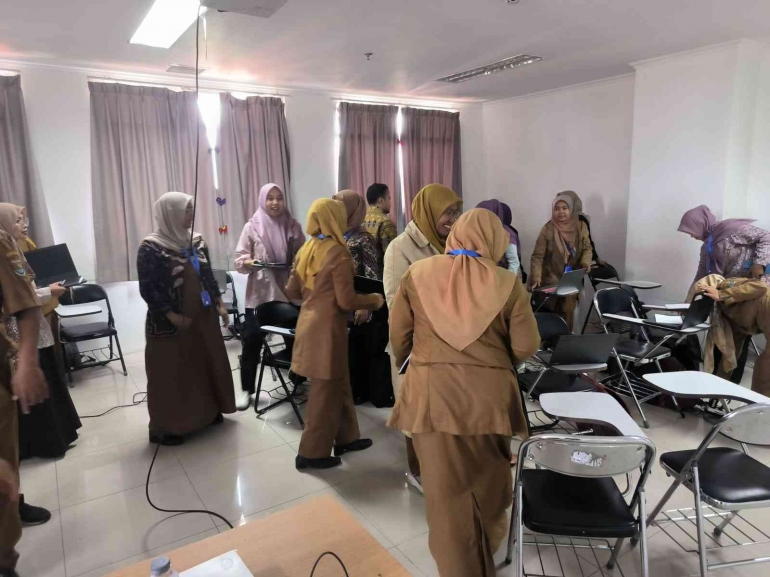 Guru Guru Hebat Sedang Membuat Kelompok , Source : Dokumen Pribadi Jody Aryono