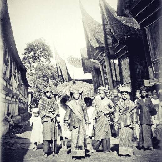 Image: Pengantin masa kolonial Belanda sekitar tahun 30'an/ Dok commons.wikimedia.org