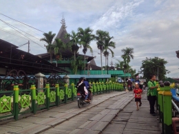 Image: Jembatan Kayu penghubung Masjid Sultan Suriansyah dengan perkampungan masyarakat (Photo by Merza Gamal)
