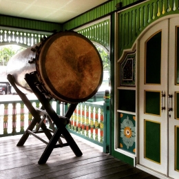 Image: Bedug peninggal bersejarah Sulta Suriansyah yang masih utuh hingga kini (Photo by Merza Gamal)