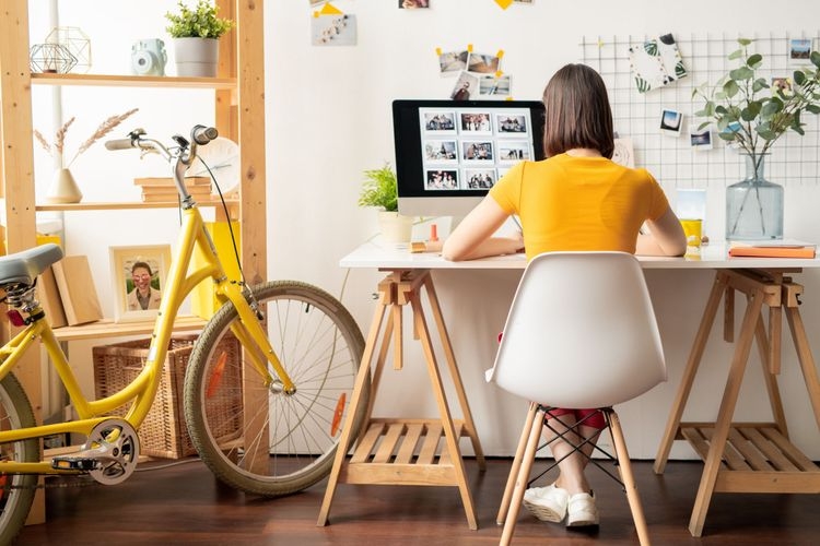 ilustrasi bekerja dari rumah. (sumber: iSTOCK/SHIRONOSOV via kompas.com)