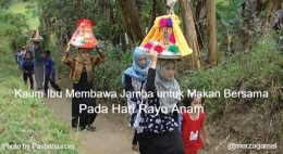 Image: Kaum ibu membawa jamba untuk makan bersama pada Hari Rayo Anam (by Merza Gamal)