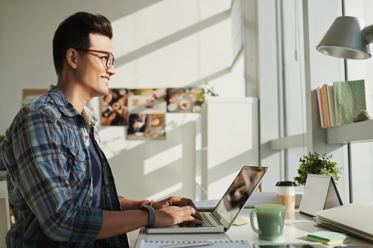 Ilustrasi hybrid work | Sumber: Dragonimages via money.kompas.com