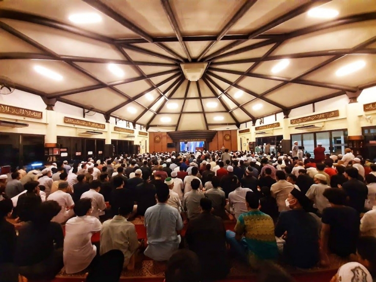 Image: Jamaah Masjid Raya BIntaro Jaya di malam ke-25 Ramadhan (by Merza Gamal)