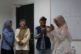 Keceriaan Guru - Guru Mempresentasikan Tugas Unplugged : Sumber Dokumen Mas Fauzan