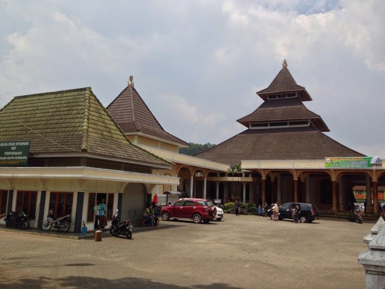 Image: Masjid Agung Sumedang  yang dibangun tahun 1850 sebagai simbol pemersatu masyarakat asli dan pendatang dari Tiongkok