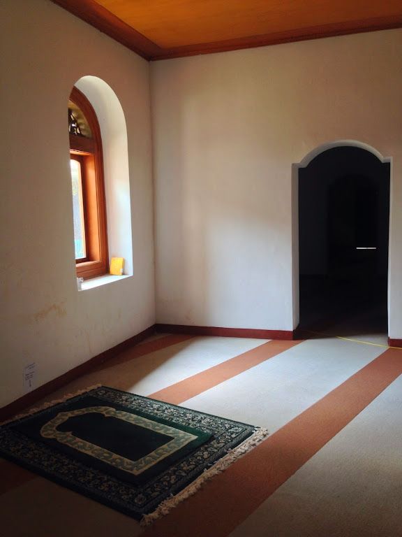 Image: Tempat imam berada di belakng mimbar, bukan di samping seperti kebanyakan masjid (by Merza Gamal)