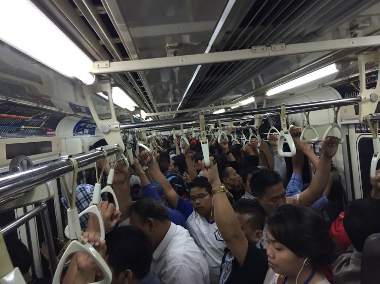 Image by Merza Gamal (Suatu pagi di Commuter Line Bintaro-Tanah Abang sebelum Pandemi)