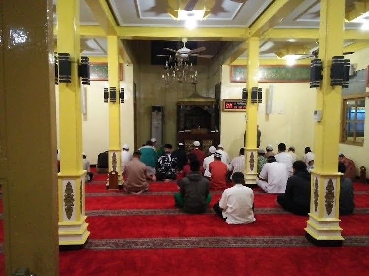 Image: Suasana di dalam Masjid Al Jihad Pontianak (Photo by Merza Gamal)