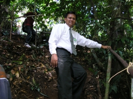 Dengan berbaju dinas berdasi lengkap dan sepatu pantofel, Kakek Merza pun menuruni tebing yang terjal untuk menyaksikan Rafflesia Arnoldi.