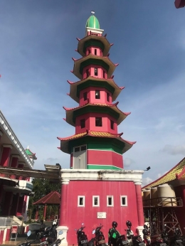 Image: Salah satu dari dua menara Masjid CengHo Sriwijaya (by Merza Gamal)