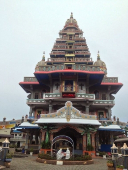 Image: Bangunan Gereja dilengkapi dengan 3 kubah dan 7 menara (by Merza Gamal)