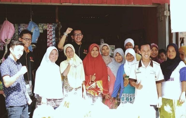 Image: Menyiapkan makanan untuk kaum dhuafa (by Merza Gamal)