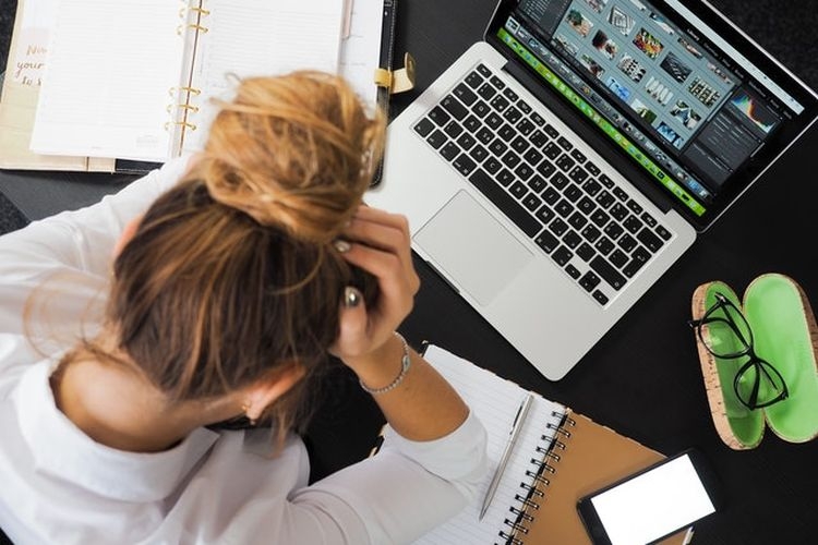 Ilustrasi pandemi covid-19 uturt berpengaruh pada kesehatan mental pekerja.| Sumber: Pexels/energepic,com via Kompas.com