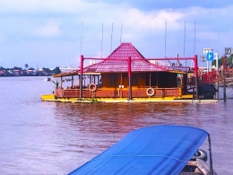 Image: Pada mulanya para pedagang ini tinggal di rumah rakit (by Merza Gamal)