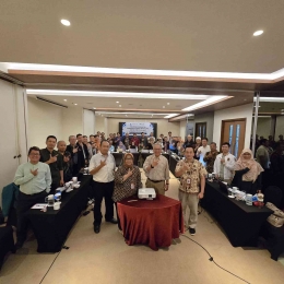 Fotoi Bersama Dengan Prof Ucok  : Dokumentasi Pribadi Pak Muhaemin