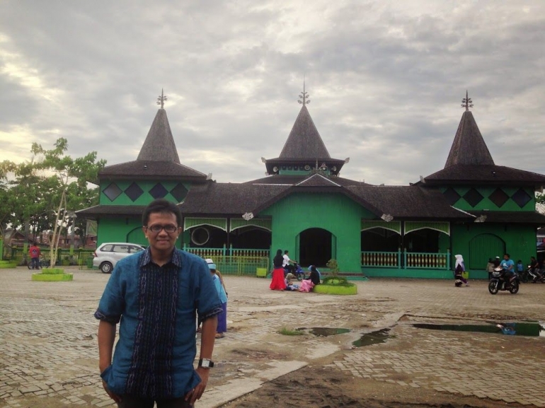 Image:  Masjid Sultan Suriansyah yang berdiri tahun 1526 di Tepian Sungai Kuin (by Merza Gamal)