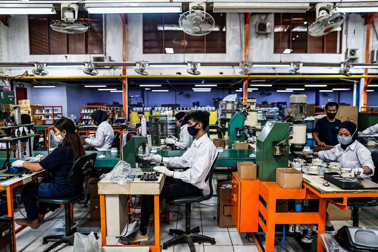 Pekerja di sebuah pabrik blender. Foto: Kompas.com/Garry Lotulung