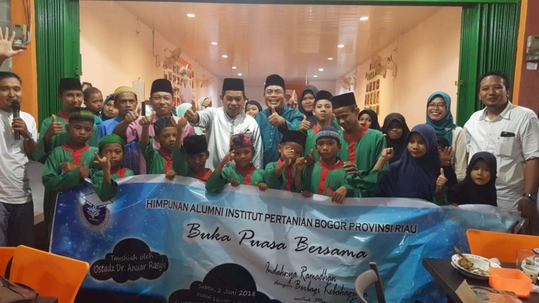 Image: Berbuka puasa bersama anak yatim dan memberikan santunan (by Merza Gamal)