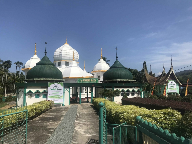 Image: Masjid Raya Pangkalan KOto Baru dari jalan Lintas Riau-Sumatera Barat (by Merza Gamal)