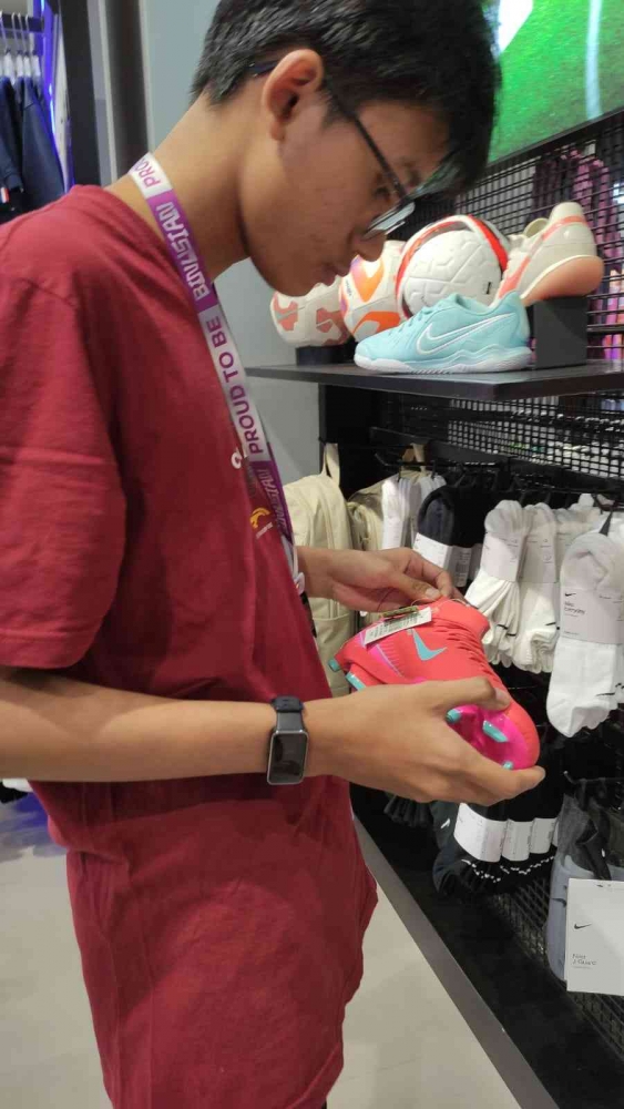 Haekal Sedang Melakukan Field Study Langsung Ke Toko Dok. Pribadi Haekal Aryono