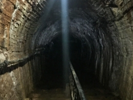 Image: Suasana mistis di dalam Lubang Mbah Soero (by Merza Gamal)