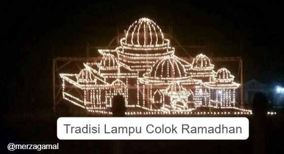 Image: Ribuan lampu colok yang ditata jadi ornamen masjid di sebuah lapangan saat akhir Ramadhan sebelum Pandemi (by Merza Gamal)