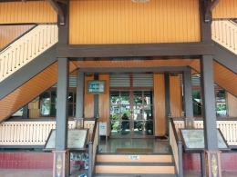 Image: Teras dan tangga perpaduan Dayak dan Melayu (Photo by Merza Gamal)