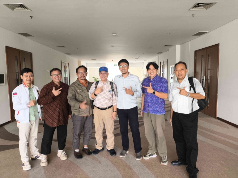 Fotoi Bersama Dengan Prof Ucok  : Dokumentasi Pribadi Pak Muhaemin