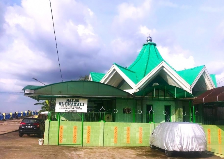 Image: MAsjid Al Ghazali yang berdampingan dengan Vihara Chandra Nadi (Soei Goeat Kiong) by Merza Gamal