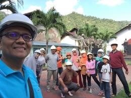 Image: Menyusuri Lubang Mbah Soero, wisatawan dilengkapi dengan pengamanan dari pengelola wisata (by Merza Gamal)