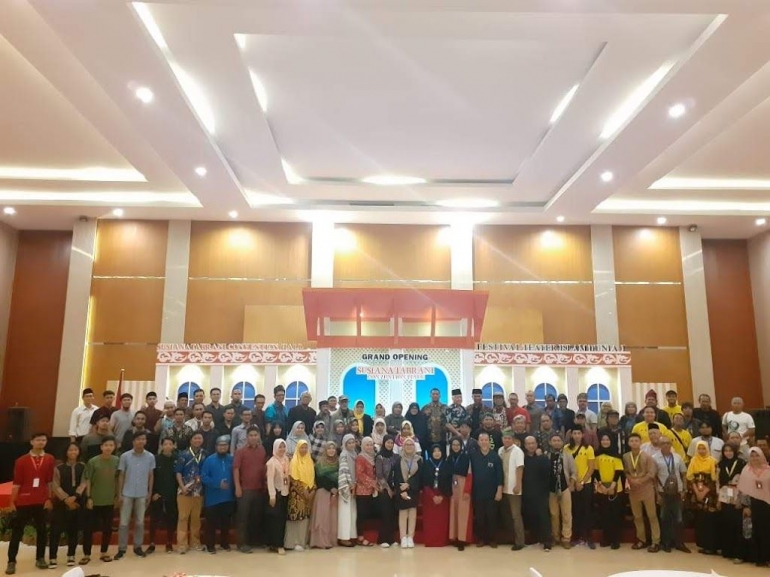 Image: Para pendukung Festival Tetater Islam Dunia I di Pekanbaru (by Merza Gamal)